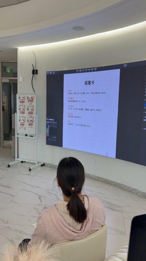 室内商业高清LED曲面屏安装案例 弧形无缝拼接显示