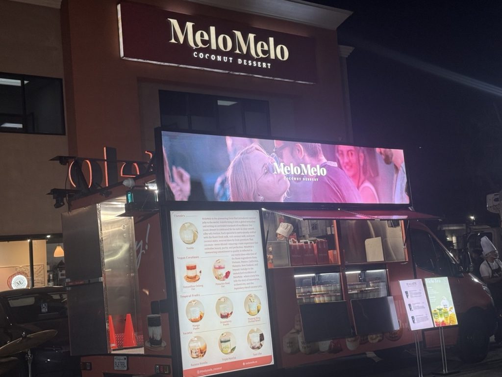 洛杉矶餐车LED屏幕安装案例 夜间高清广告屏